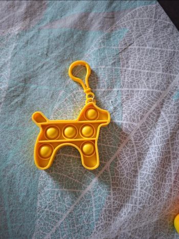 Pop-it porte-clé chien jaune