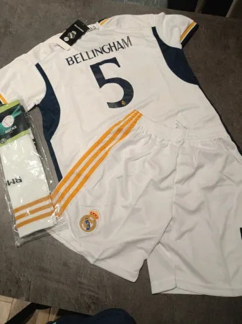 Tenue foot Real Madrid Jude Bellingham blanc. T.28