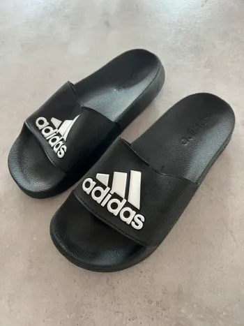 Claquettes Adidas noire, taille 38 neuve