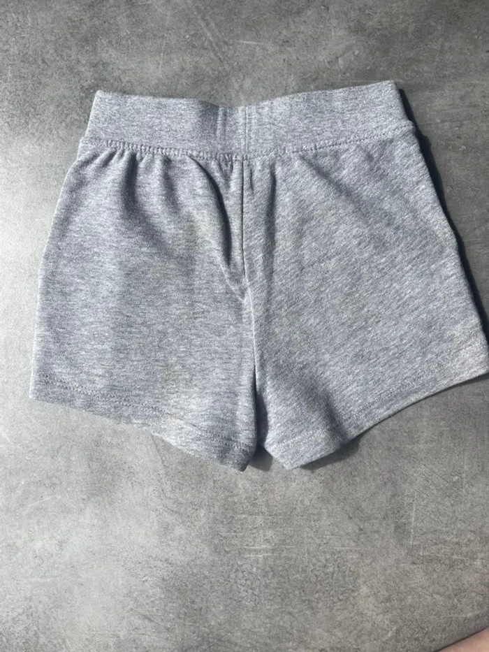 Lot 2 short kaki et Gris 5ans - photo numéro 10