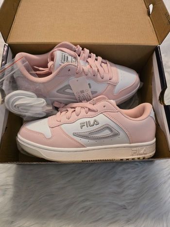 NEUVES (non portées) 💜💜😍😍 superbes baskets fila pointure 36 fille 💜💜😍😍