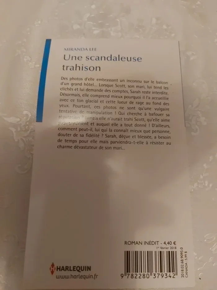 Livre Harlequin Une scandaleuse trahison - photo numéro 2
