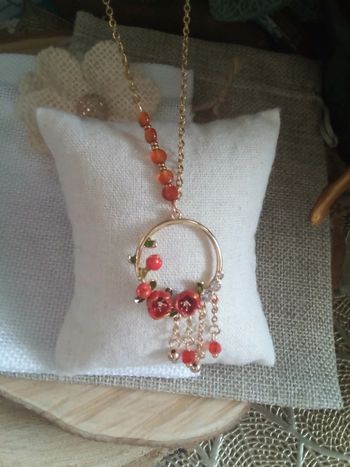 Collier fleurs rouges et pierres en agate rouge