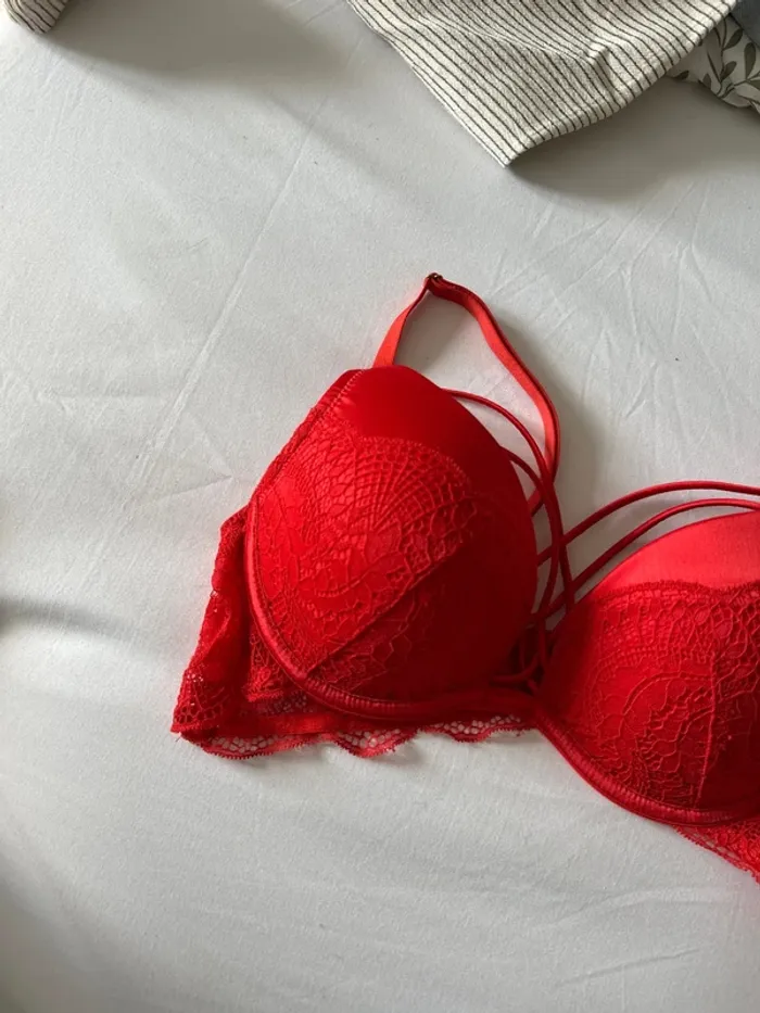 Soutien gorge rouge - photo numéro 2