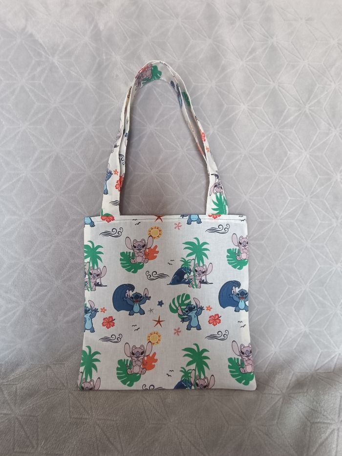 Petit sac tote bag réversible « imprimé Disney : Stitch » - photo numéro 2