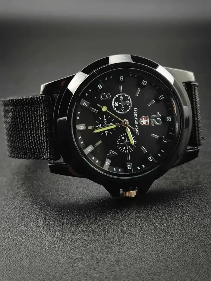 Montre noire, pro, aiguilles phosphorescentes - photo numéro 2