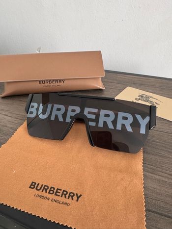 Lunette de soleil Burberry noir