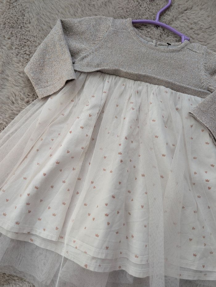 Robe bébé fille 12 mois Tape à l’Œil – haut tricot doré & jupe tulle blanche à motifs dorés – TBE - photo numéro 2