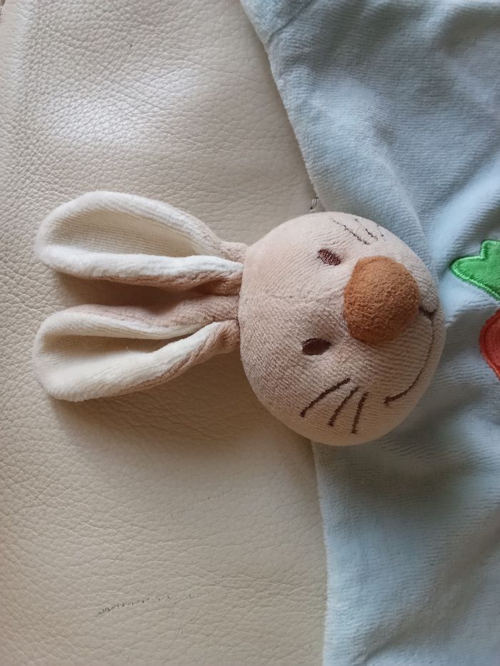 Doudou lapin  beige carotte tête marron beige Fnac éveil bien d'occasion couleurs  usées plat noeuds - photo numéro 3