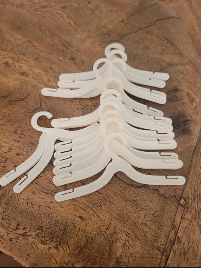 Lot de 18 cintres pour tressy de Bella