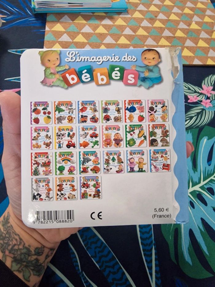 Livre à pages cartonnées "Les habits" - photo numéro 4