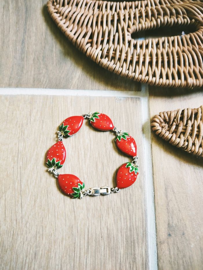 🍓Joli bracelet avec breloques fraises et fermoir