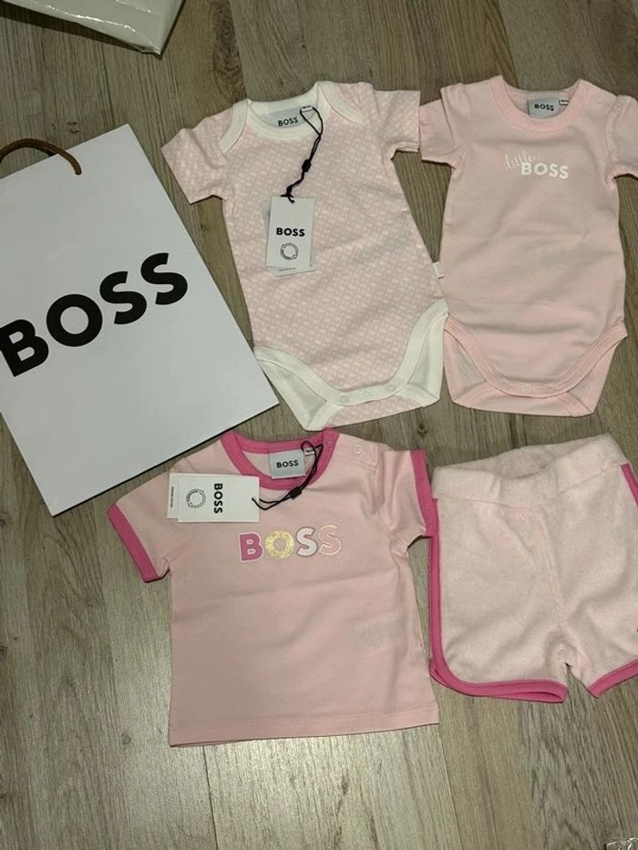 Lot vêtements bébé fille 1 mois BOSS lot de 2 bodies + ensemble t-shirt et short