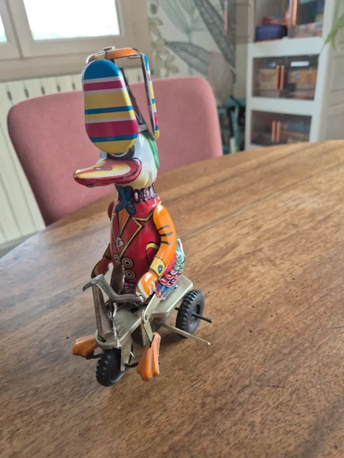 Ancien canard en tôle sur son tricycle