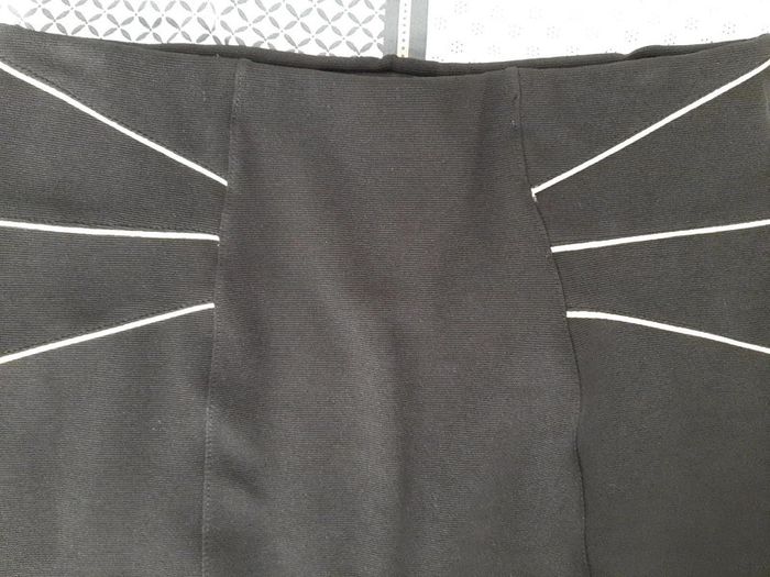 Jupe élastique noire et détail doré - photo numéro 3