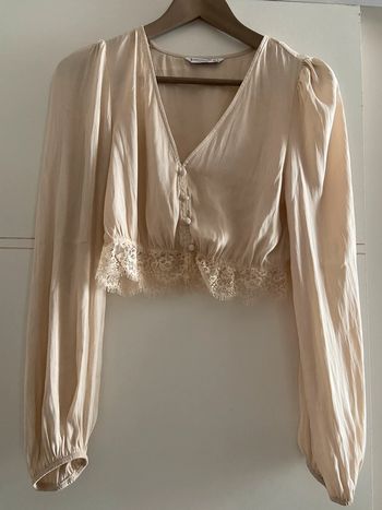 Blouse courte légère avec dentelle beige stradivarius
