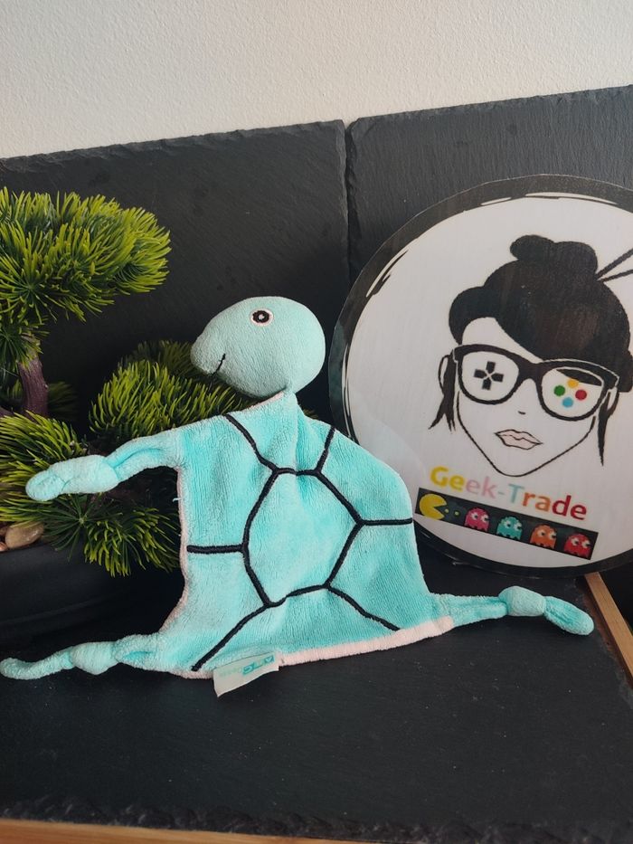 Doudou Knuffel Comforter Tortue Turtle Bioderma Bleu Blanc Noir Plat Noeud 3543