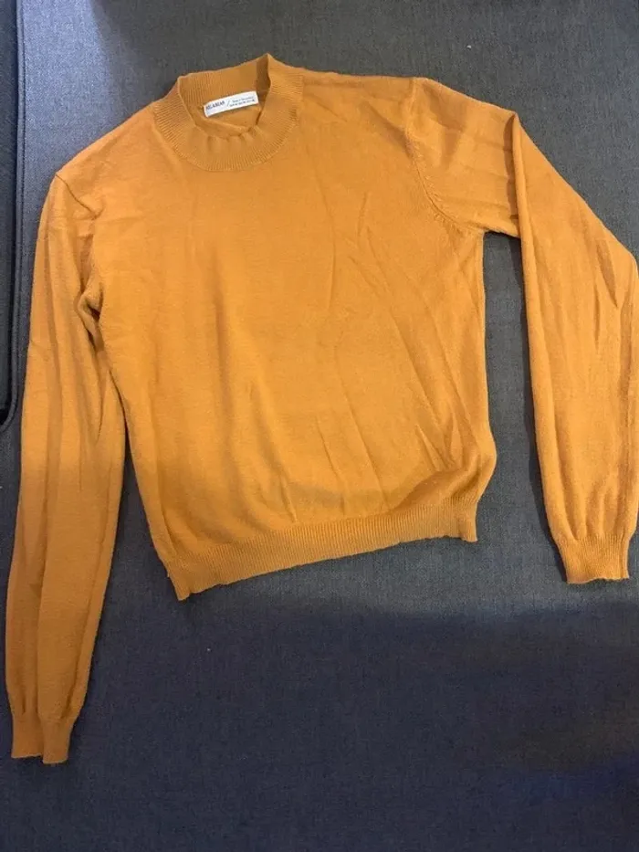 Pull court jaune.