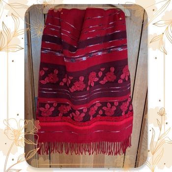 Grande écharpe ou châle rouge foncé avec fil argenté _ Made in France