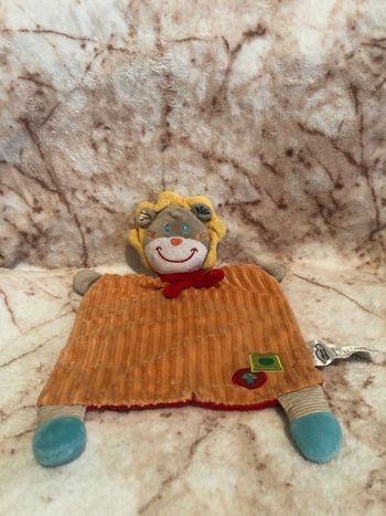 Doudou plat lion orange rouge jaune Mots d’Enfants