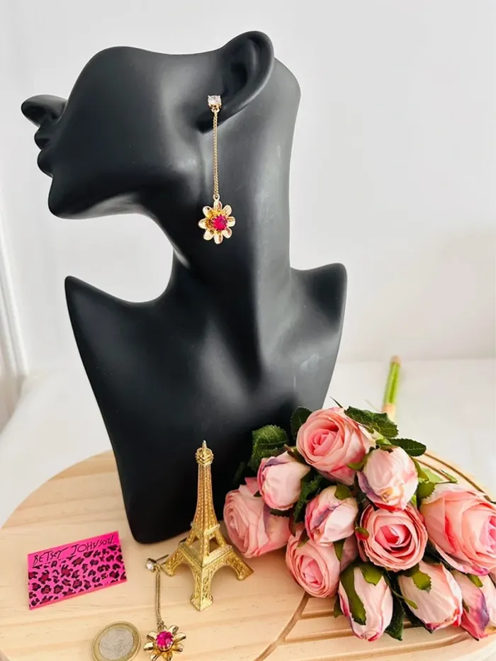 🌸 Boucle d’oreille pendante Betsey Johnson – Fleur dorée & cristal rose fuchsia - photo numéro 2