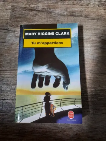 Livre: Tu m'appartient de Mary Higgins Clark.