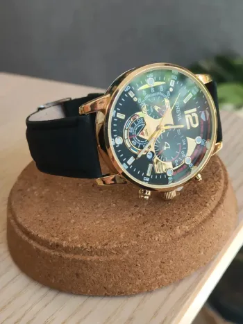 Montre noire dorée intégrale homme élégant