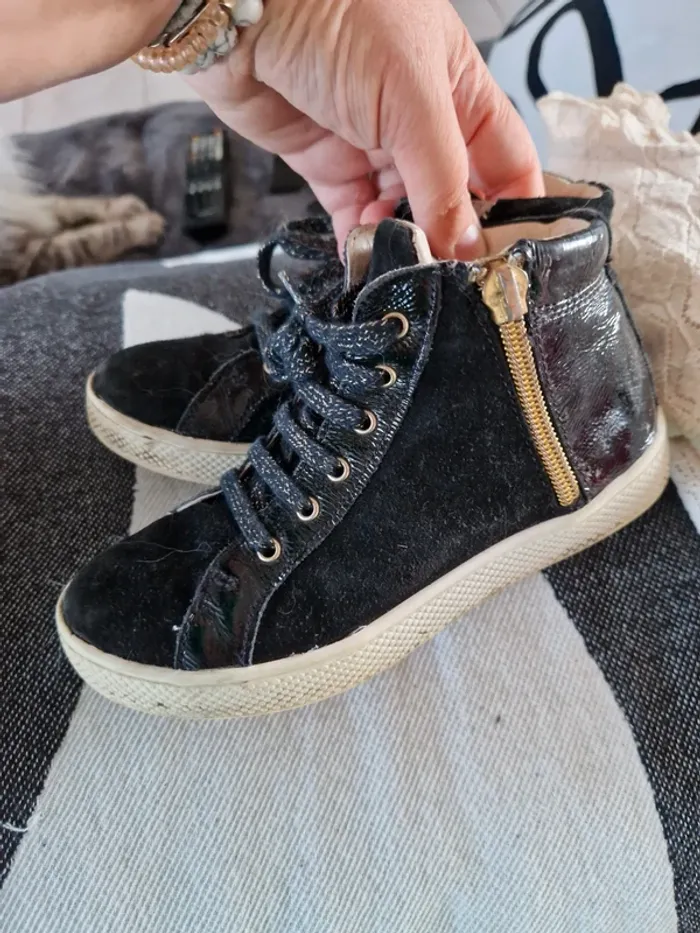 Chaussures enfants taille 30 gbb