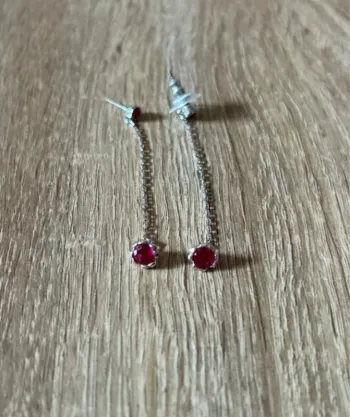 Boucles d’oreilles Swarovski / Modèle pendantes / très bon état / couleur ton rose rouge