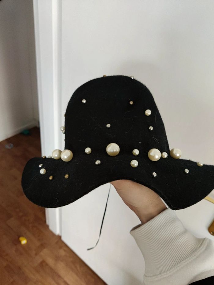 Chapeau avec perles de différentes tailles