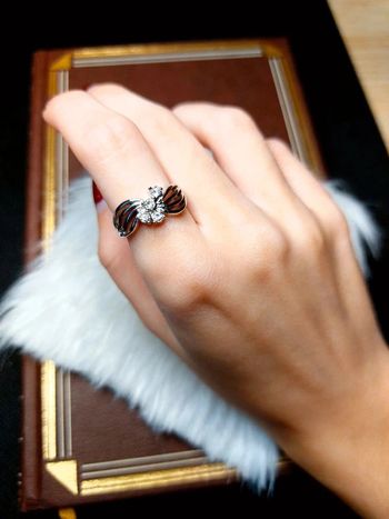 Magnifique bague alliance couleur argenté avec 3 pierres blanches