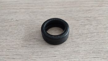 Pneu avant pièce détachée miniature 1/18 Porsche 911 speedster 1989 Maisto #B44