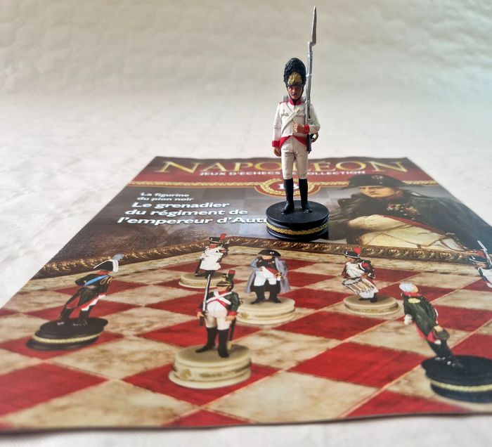 Figurine , Napoléon , jeux d'échec de collection , le grenadier du régiment de l'empereur d'Autriche