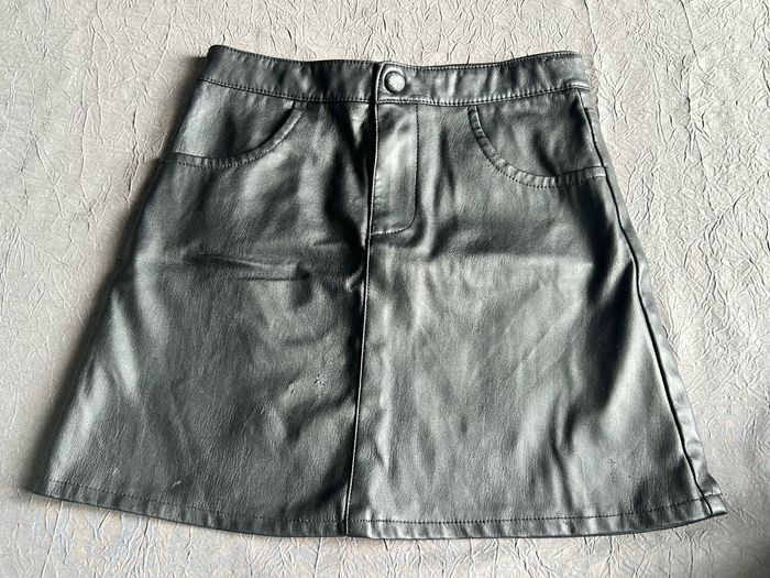 Petite jupe en similicuir enfant