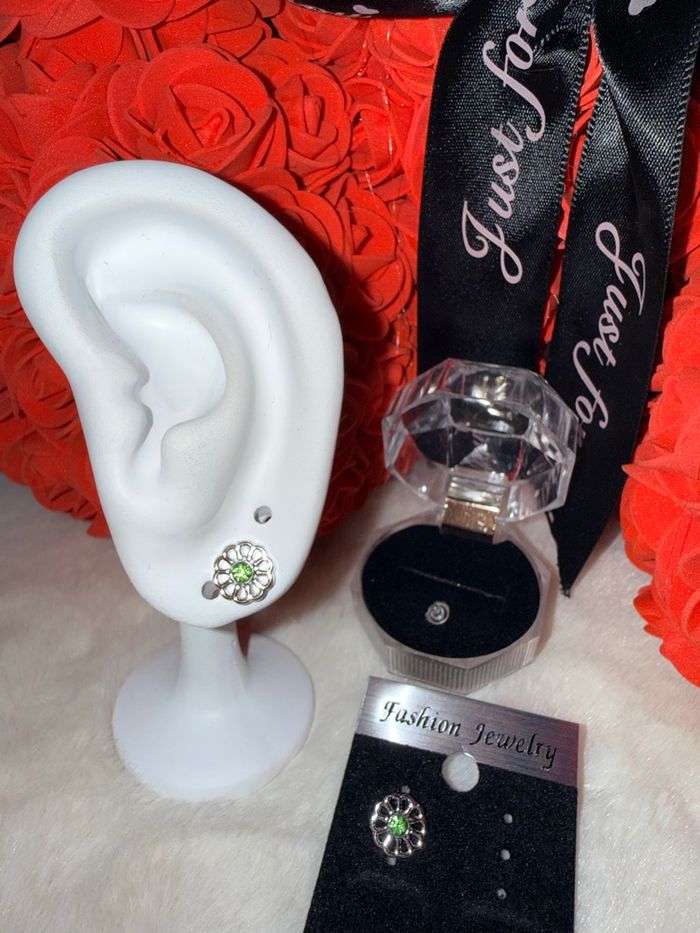 💚 Boucles d’oreilles argentées fleur verte – Élégance naturelle 💚