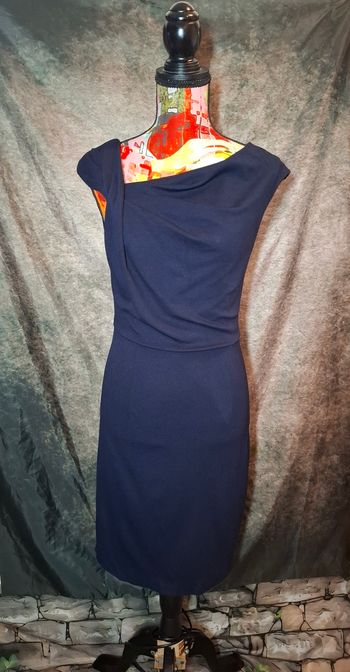 Robe fourreau drapée bleu marine Mango