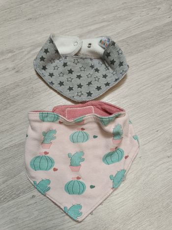 Deux bavoirs bandanas
