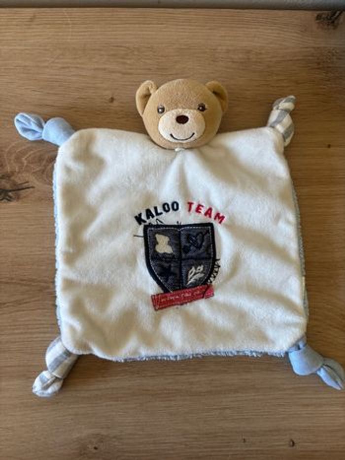 Doudou plat ours blanc bleu kaloo team même pas peur