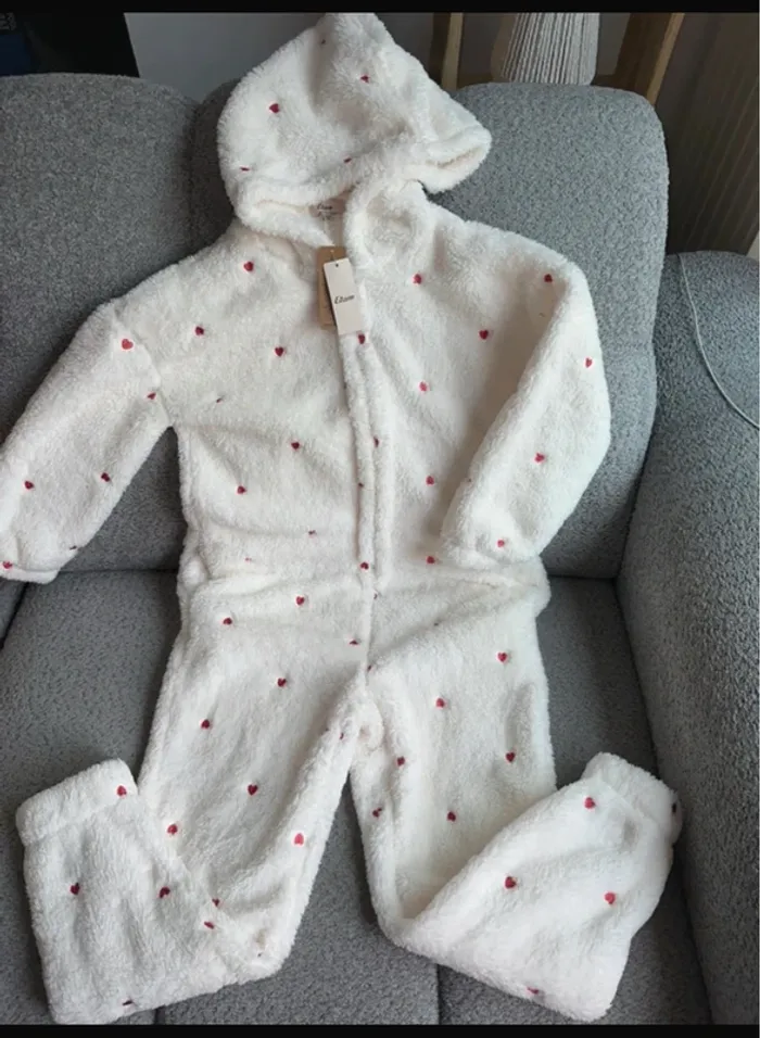 Combinaison toute douce poils doux polaire/pilou pilou blanc motifs cœurs rouge Etam neuve