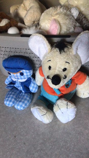 Lots de 2 peluches une souris et un petit bonhomme bleu