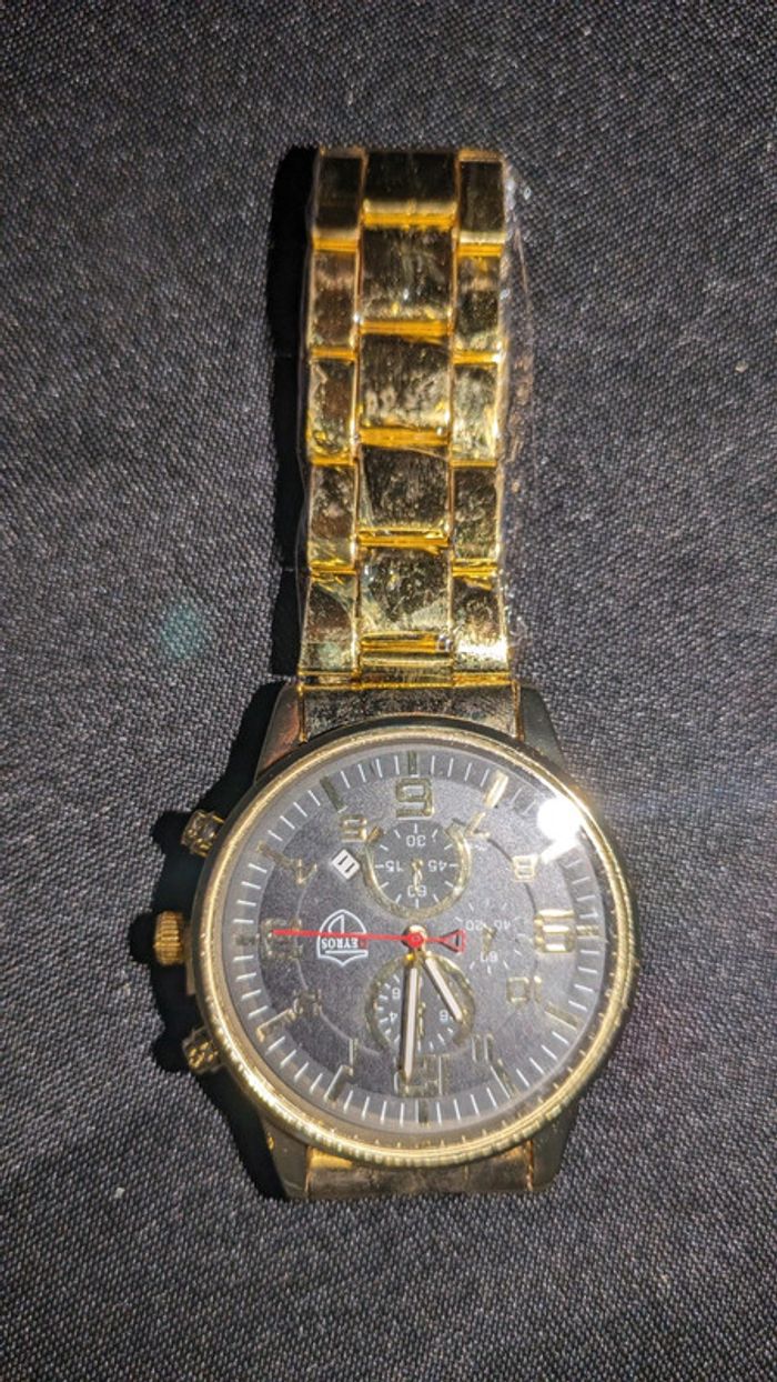 Jolie montre dorée
jamais porté - photo numéro 2