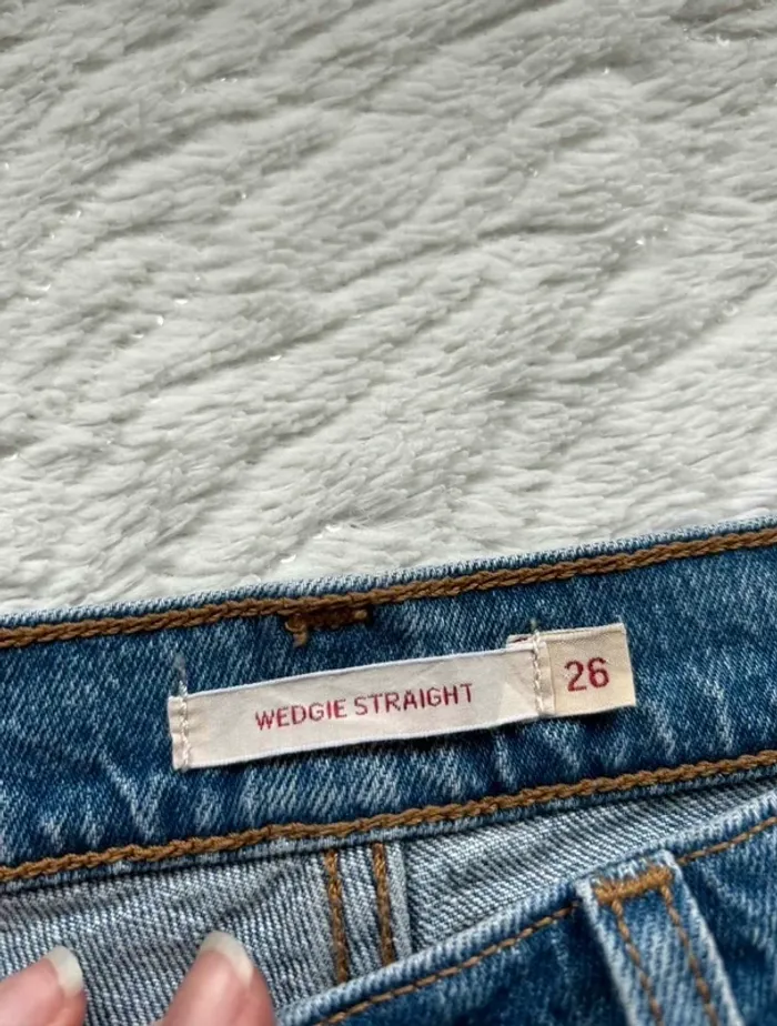 Jean Levi’s femme Wedgie Straight L28 36/38 S/M Premium Bleu taille haute 7/8 eme cropped effiloché - photo numéro 12