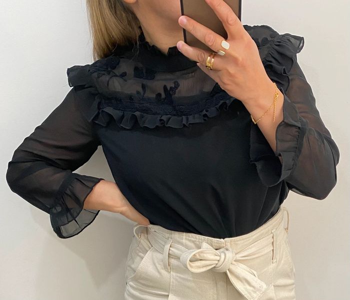 Blouse brodée avec volant