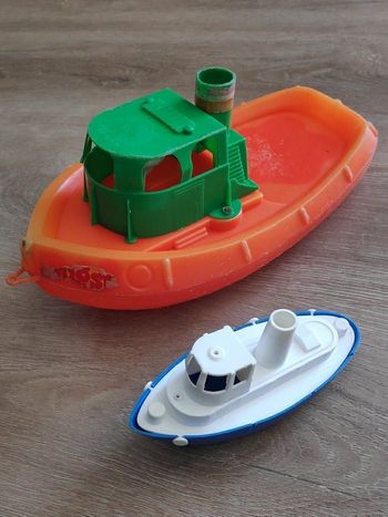 2 bateaux en plastique