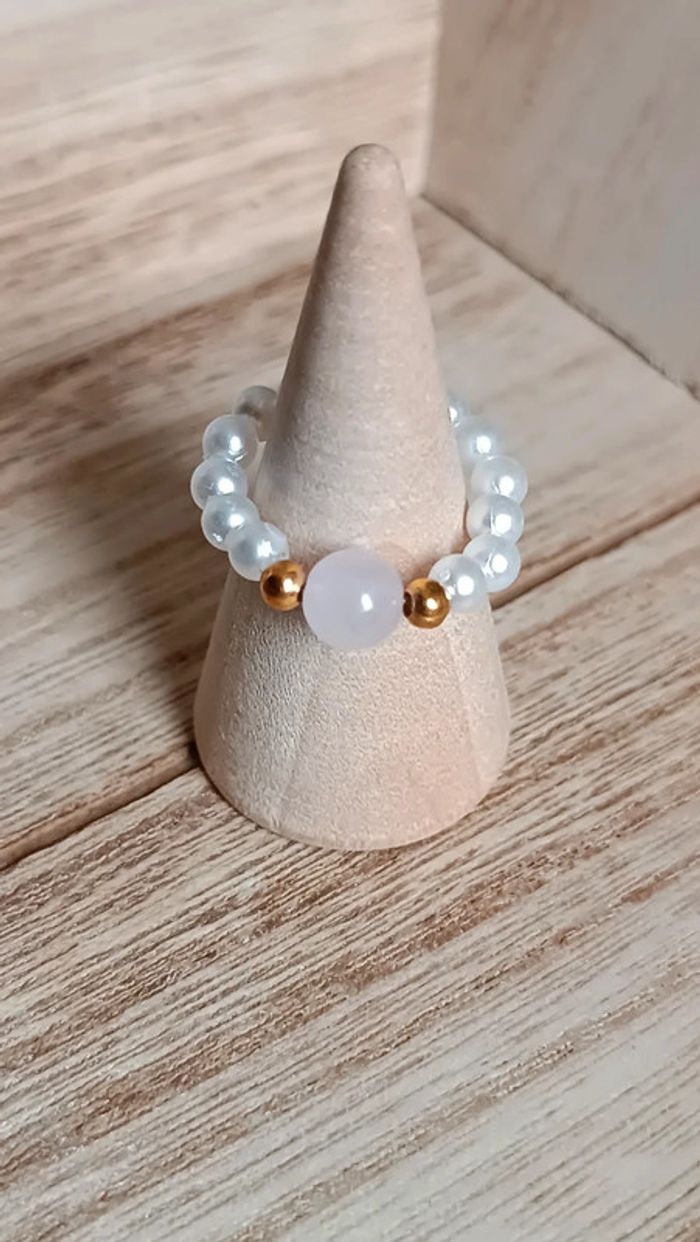 Jolie petite bague en perle et quartz rose - photo numéro 2