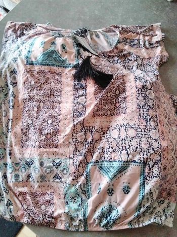 2 hauts femme amisu identiques