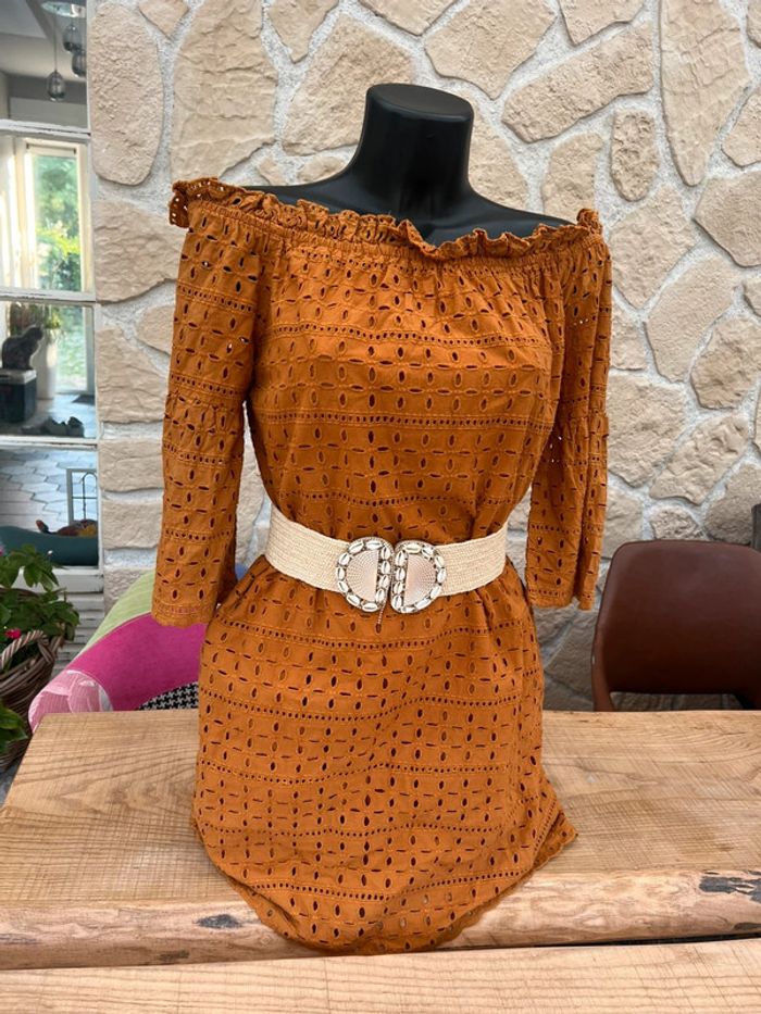 Robe épaules dénudées été camel en broderie taille L 40 blanche porte - photo numéro 3