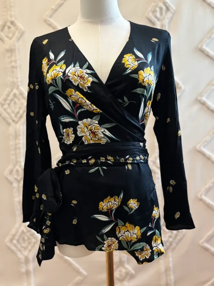 Blouse portefeuille noire fleurie Zara – taille S – viscose