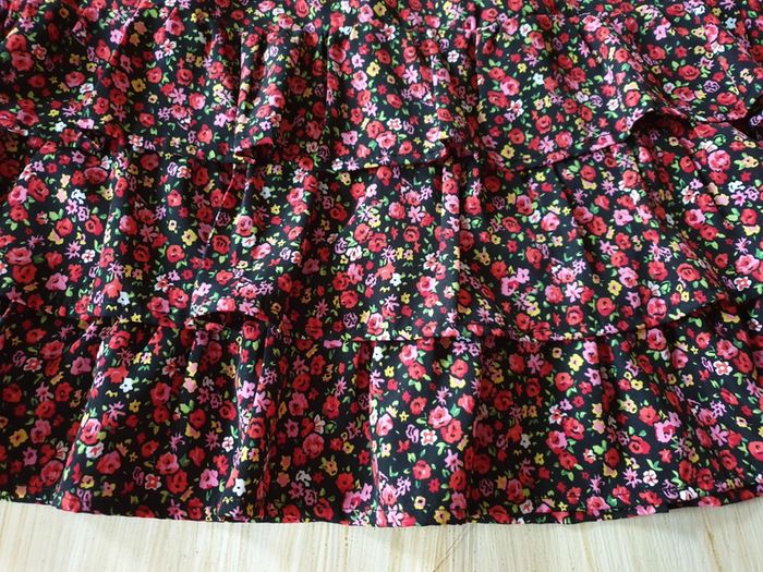 Belle robe noire à fleurs - photo numéro 6