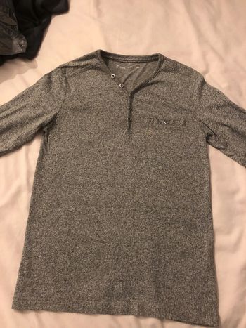 Haut gris manches longues